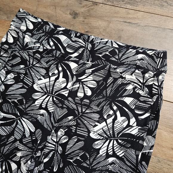 Chico's Travelers Womens Pants High Rise Black White Floral Ankle Pull On Medium - Picture 7 of 16